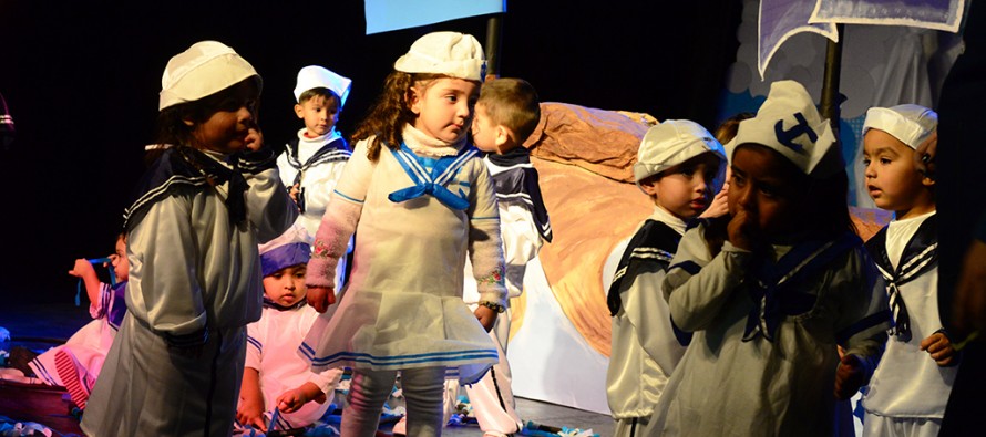 Los jardines maternales municipales festejaron el Día de la Bandera en el Teatro Martinelli
