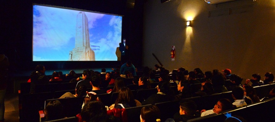 Escuelas de nuestra ciudad asistieron a una obra por el ‘Día de la Bandera’ en el Teatro Martinelli