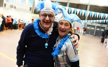 Adultos mayores participaron de un baile con temática del Mundial en el Poli N°1