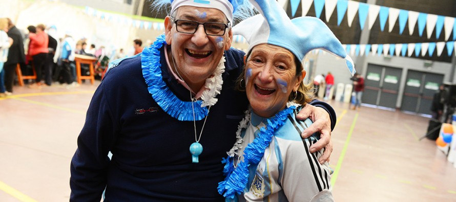 Adultos mayores participaron de un baile con temática del Mundial en el Poli N°1