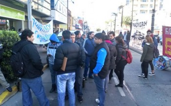 Trabajadores de Barrier Solution-Printpack se movilizaron a la delegación del Ministerio de Trabajo