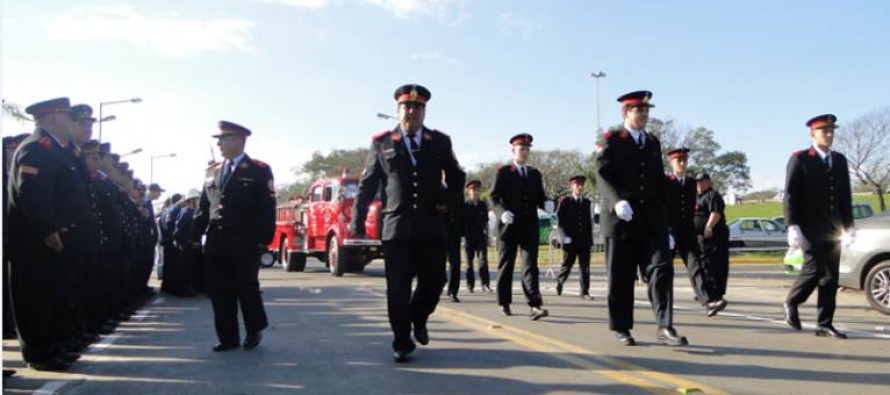 Desfile por el Día del Bombero Voluntario en Plaza Mitre