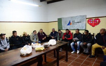 Los asistentes del grupo “Codo a Codo” y sus familiares se reúnen semanalmente en Nuestra Señora de Itatí