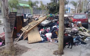 Una vecina del barrio Amor y Corazón solicita ayuda tras perder todo en un incendio