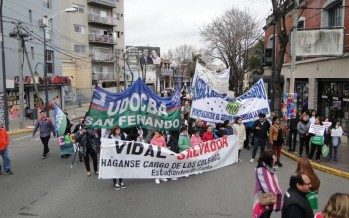 La comunidad educativa marchó a la casa del vicegobernador en reclamo por el estado de las escuelas