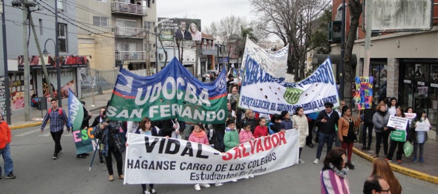 La comunidad educativa marchó a la casa del vicegobernador en reclamo por el estado de las escuelas