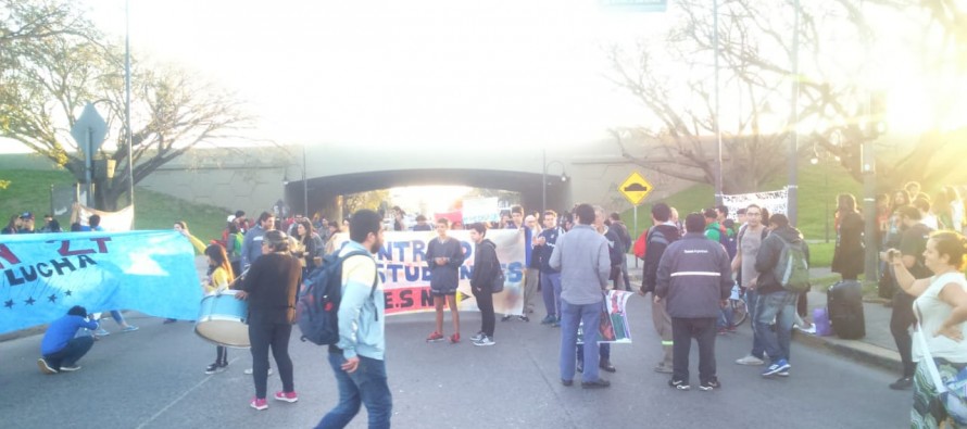 Docentes, estudiantes y familias cortaron 202 y Acceso Norte en reclamo por mejor infraestructura escolar