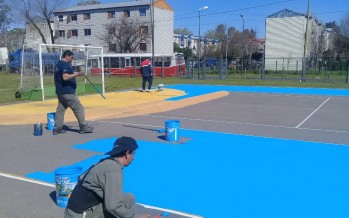 Tareas de mantenimiento en el playón multideportivo del Poli N°1