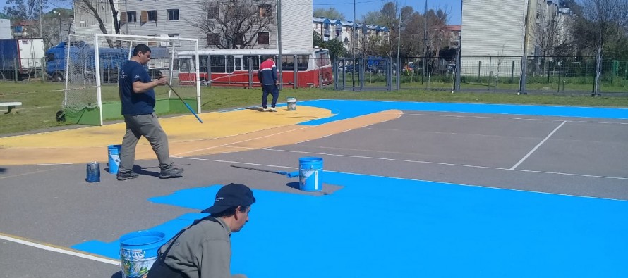 Tareas de mantenimiento en el playón multideportivo del Poli N°1