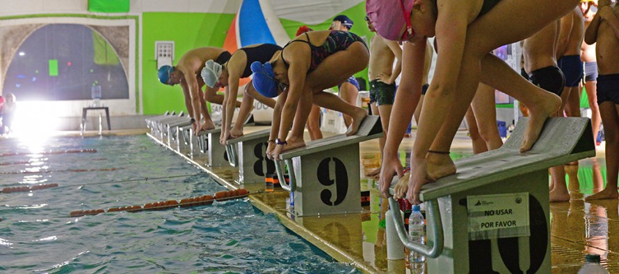 El equipo de natación se prepara en el Poli N°3 para competir