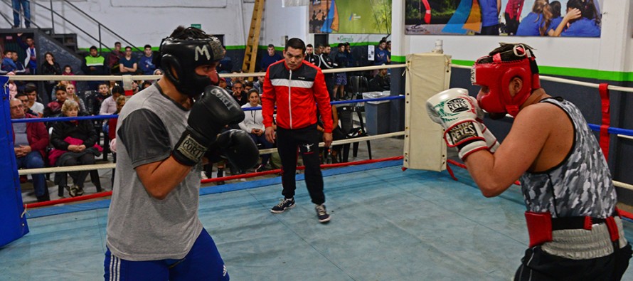 Noche de box en la Escuela Municipal de la mano de ´la Pantera´ Farías