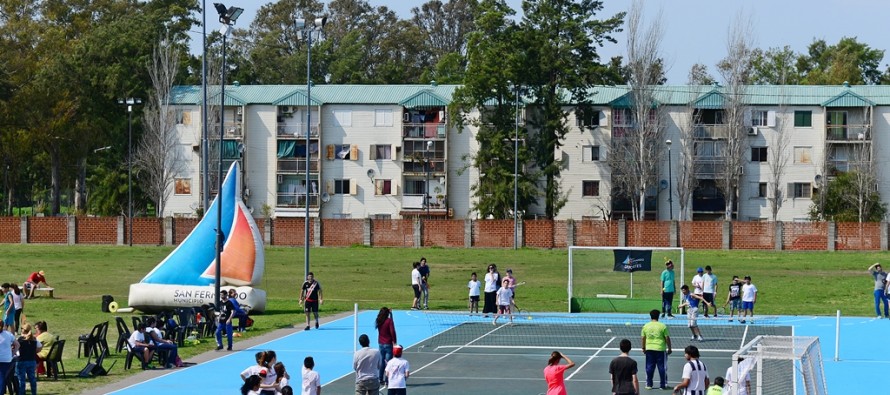 El Poli N° 1 cuenta con una nueva cancha de tenis profesional