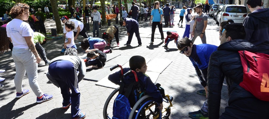 Se realizó un encuentro de discapacidad con actividades deportivas en Plaza Mitre
