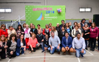 Homenaje a los auxiliares de las escuelas públicas en el Poli N°6