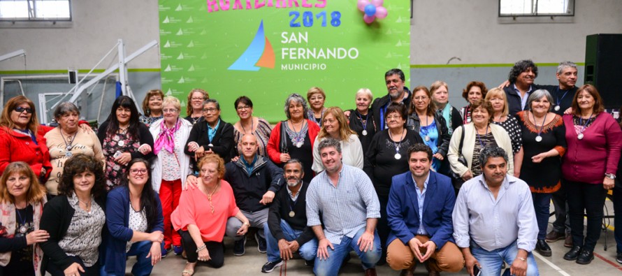 Homenaje a los auxiliares de las escuelas públicas en el Poli N°6