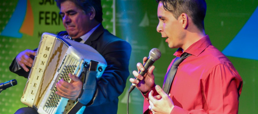 Se realizó la 22° Fiesta del Litoral en la Plaza Carlos Gardel