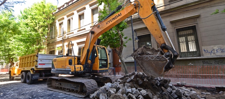 Avanzan las obras de renovación de la calle 3 de Febrero