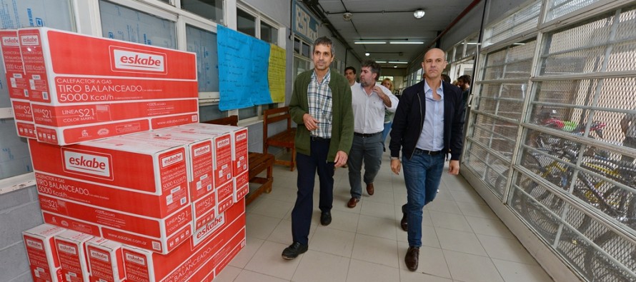 Entrega de calefactores para acondicionar la Escuela Técnica N° 3
