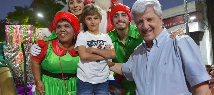 Vecinos de Victoria participaron del segundo desfile navideño