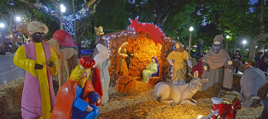 Ya están instalados el árbol de Navidad y un pesebre en la Plaza Mitre