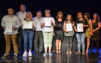 Más de 500 egresados del Centro Universitario Municipal recibieron sus diplomas en el Teatro Martinelli