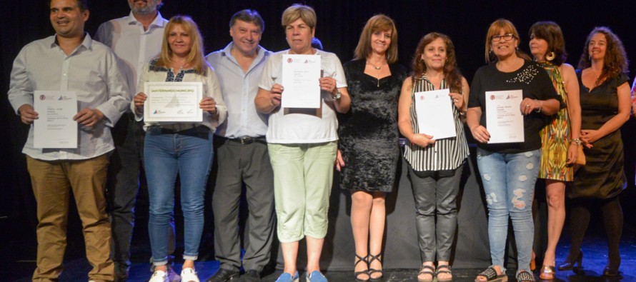 Más de 500 egresados del Centro Universitario Municipal recibieron sus diplomas en el Teatro Martinelli