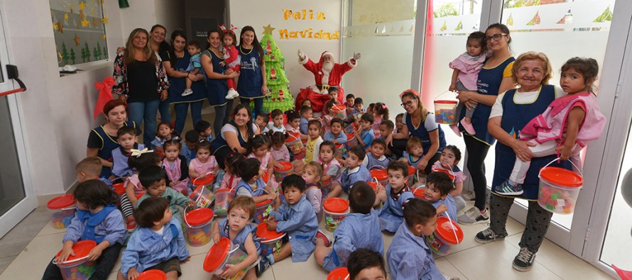 Papá Noel entregó regalos a los chicos de los jardines maternales y centros educativos de nuestra ciudad