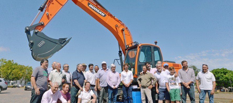 Los productores forestales del Delta recibieron una retroexcavadora