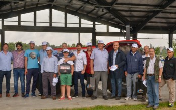 Productores del Delta recibieron un tractor y herramientas para el desarrollo del mimbre