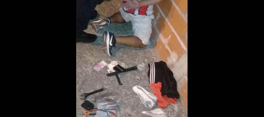 Detienen a seis personas en un allanamiento en el barrio Hardoy