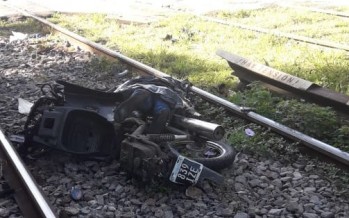 Un muerto y una herida grave tras intentar cruzar en moto las vías del tren con las barreras bajas en Guido Spano