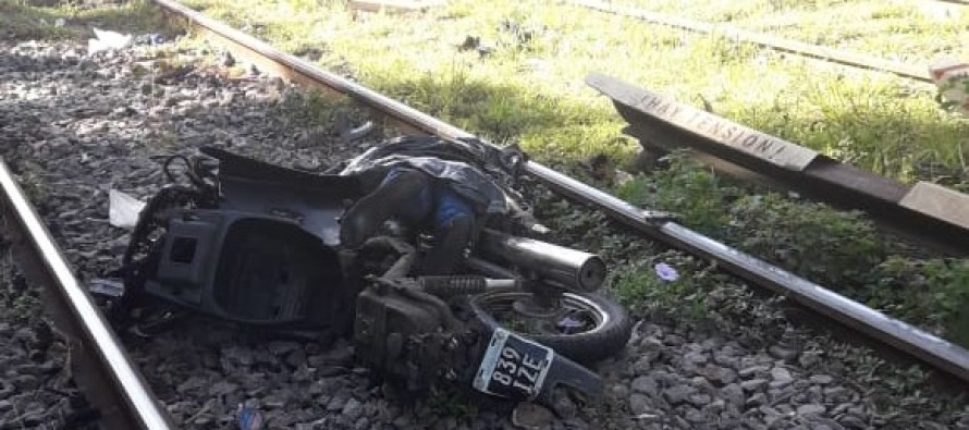 Un muerto y una herida grave tras intentar cruzar en moto las vías del tren con las barreras bajas en Guido Spano