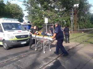 Mujer herida en cruce Guido Spano