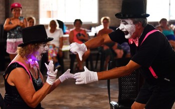 Los adultos mayores se anticiparon al carnaval con un baile de disfraces en el Poli 3