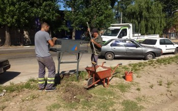 Tareas de limpieza y mantenimiento del mobiliario urbano en el barrio Crisol y en Ruta 202