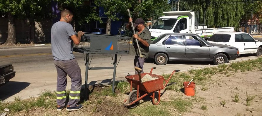 Tareas de limpieza y mantenimiento del mobiliario urbano en el barrio Crisol y en Ruta 202