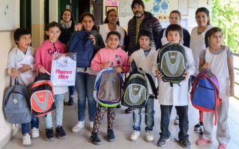 Entrega de kits escolares a la EPB N°31 de Isla