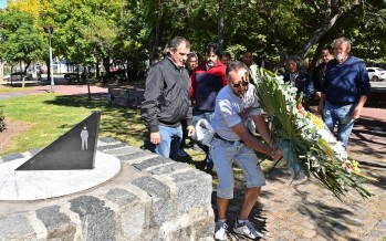 Día de la Memoria: el Municipio recordó a las víctimas con una ofrenda floral en plaza Canal