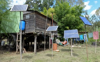 Colocación de paneles solares para vecinos isleños de la 3ra Sección