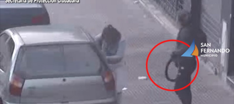 Detuvieron a dos mujeres que robaron el interior de un auto estacionado sobre la avenida Avellaneda