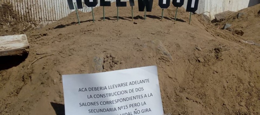 El director de la Escuela 15 describe desde el humor irónico las graves deficiencias de infraestructura de la institución