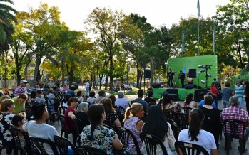 Peña folclórica a cielo abierto en la Plaza Santa Lucía