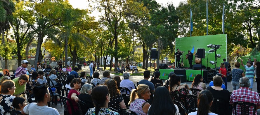 Peña folclórica a cielo abierto en la Plaza Santa Lucía