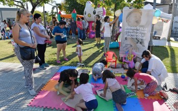 Se realizó una jornada de juegos y actividades para los niños en la plaza Carlos Gardel