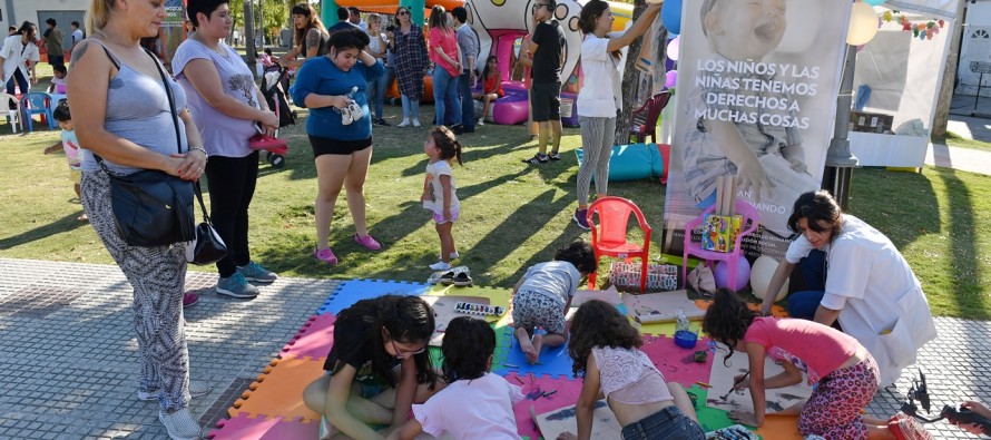 Se realizó una jornada de juegos y actividades para los niños en la plaza Carlos Gardel