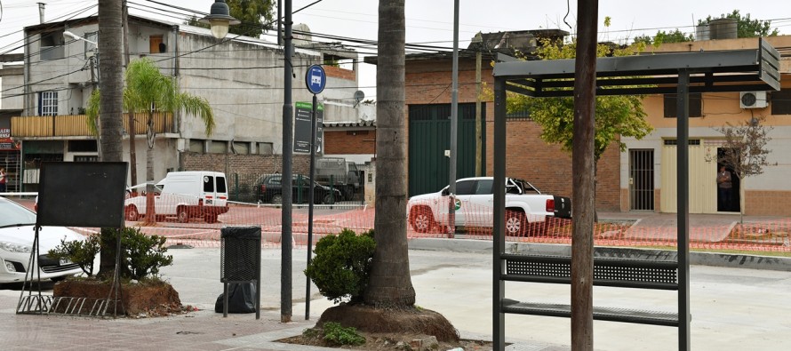 Renovación de veredas en la intersección de Ruta 202 y Avellaneda