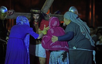 Se representó el Vía Crucis en la plaza Carlos Gardel