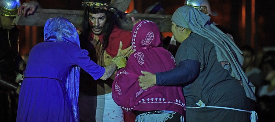 Se representó el Vía Crucis en la plaza Carlos Gardel