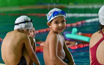 Encuentro de natación para chicos en los polideportivos municipales