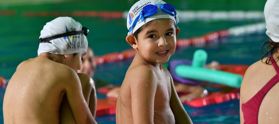 Encuentro de natación para chicos en los polideportivos municipales